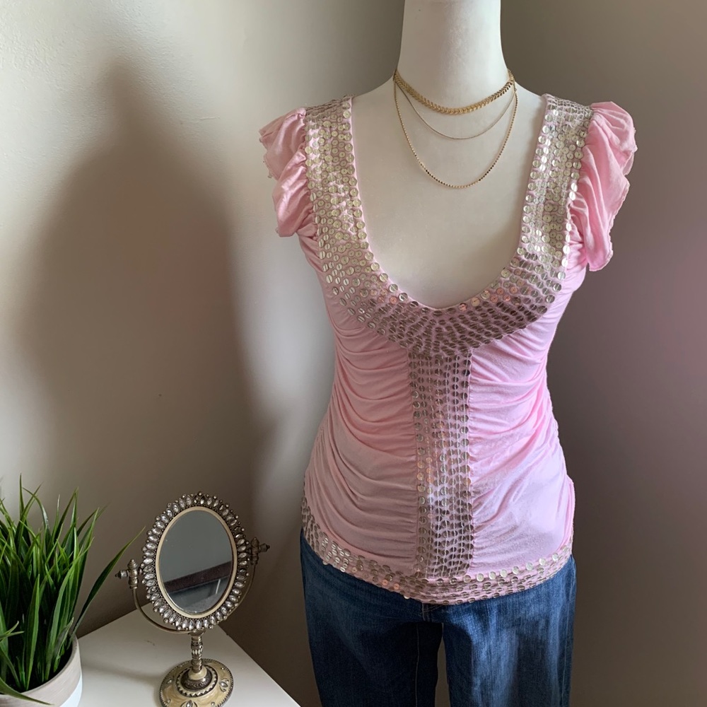 3/$15 💕 Casual top with Sequins